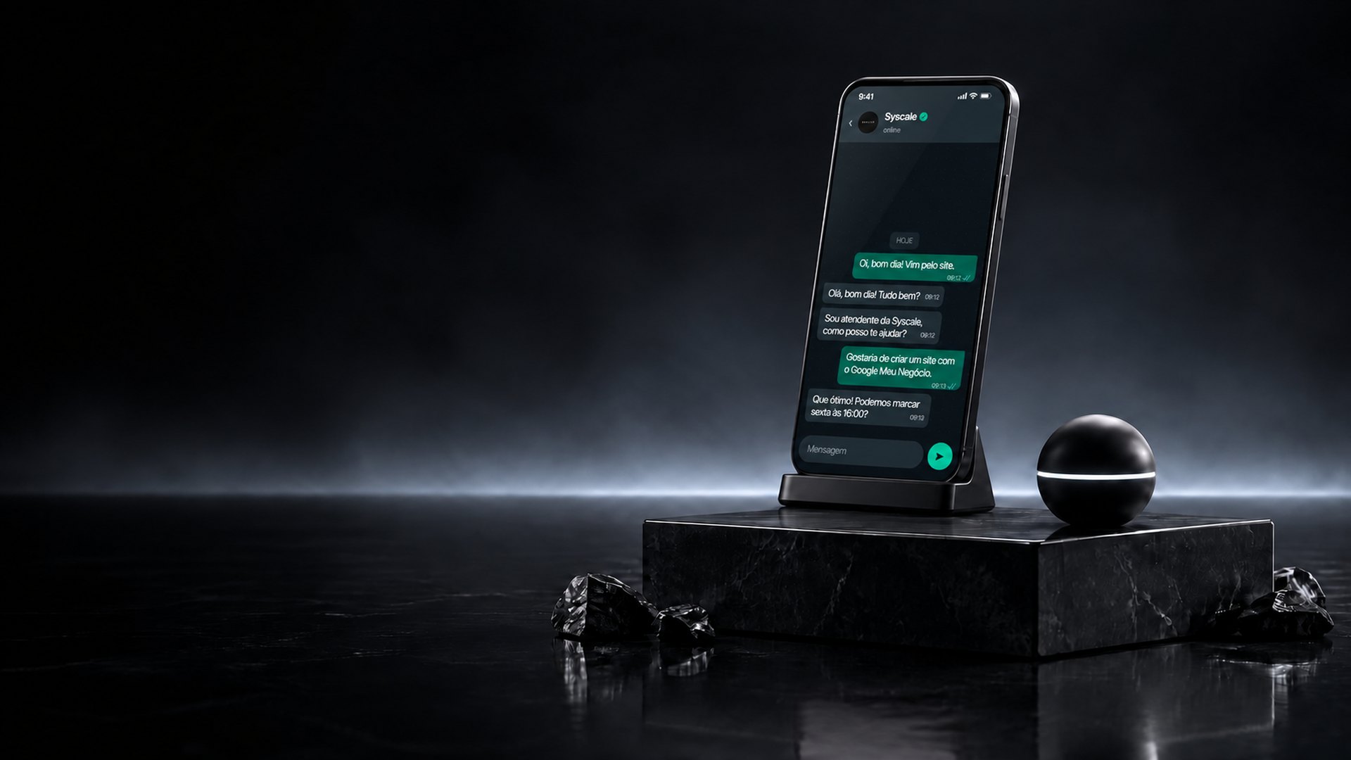 Celular num suporte com conversa de atendimento automático no WhatsApp