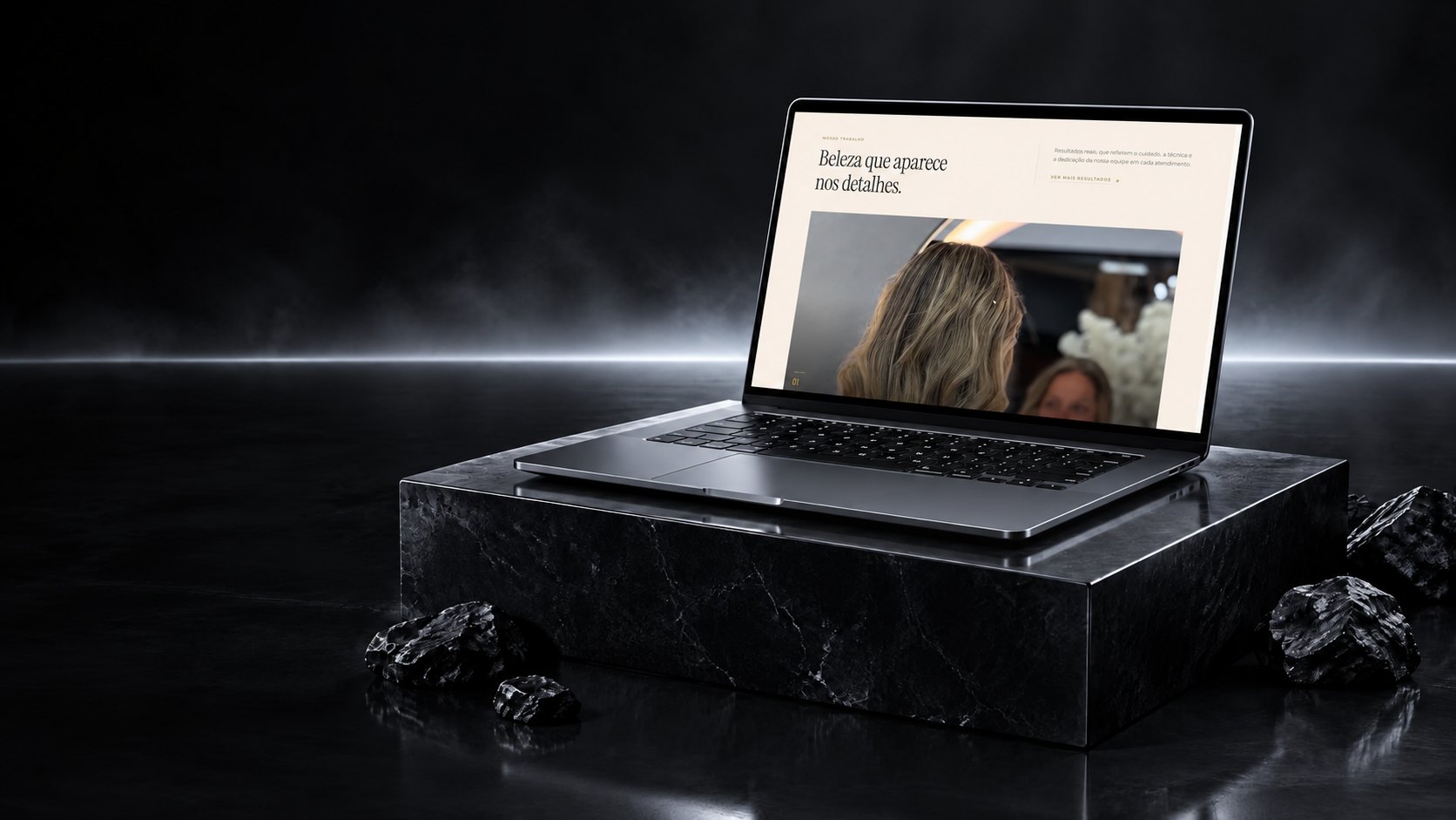 Notebook preto sobre pedestal exibindo o site da Quinta Avenida